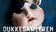 Dukkesamleren - billede af knust porcelæns dukke ansigt på blå baggrund